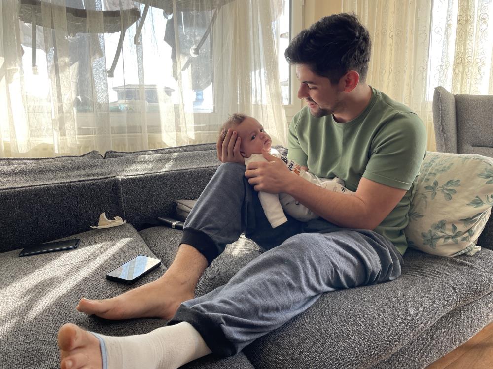 Kurşunlar onu 2 aylık bebeğine mama almaya gittiğinde buldu