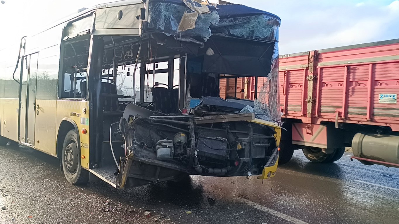 Tuzla’da İETT otobüsü park halindeki kamyona çarptı: 5 yaralı