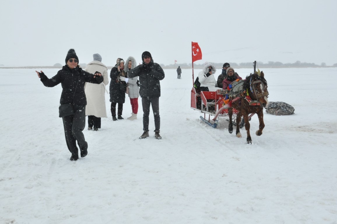 Kars’ta buz üstünde Kafkas dansı