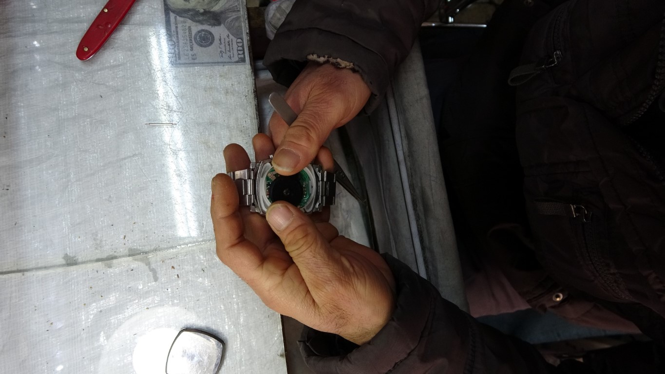 Zamanı tek parmağının ucunda oynatıyor