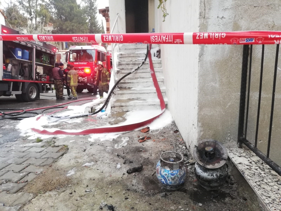 İzmir’de yangın: İki ev alev topuna döndü, tüpler bomba gibi patladı