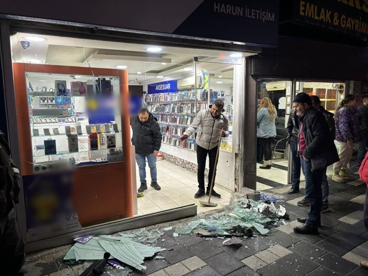 Kontrolden çıkan otomobil iki dükkana çarptı!