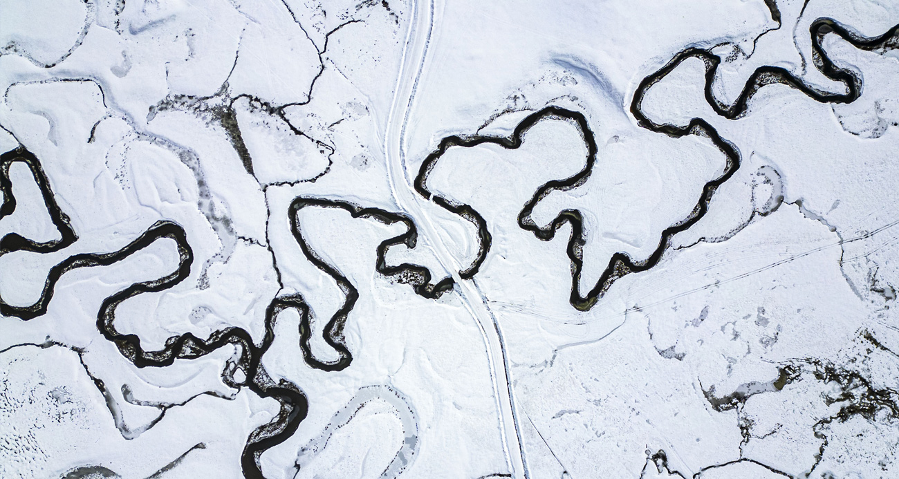 Tokat’ta kar altındaki mendereslerde mest eden görüntüler