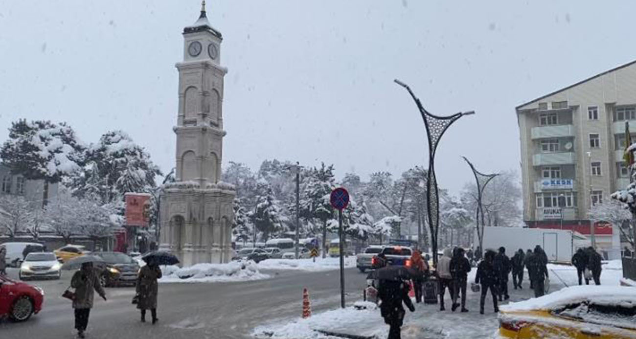 Tatvan’da kar yağışı ilçeyi beyaza bürüdü