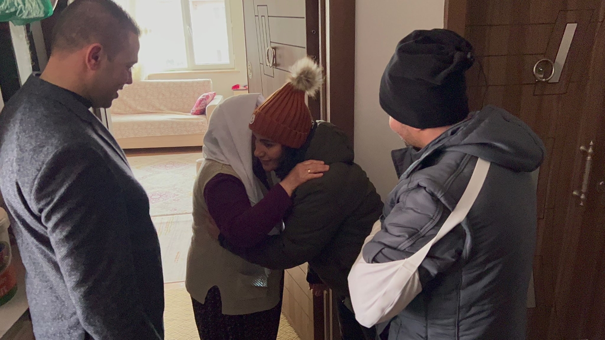 Durakta çanta bulan çiftin örnek davranışı “insanlık ölmemiş” dedirtti