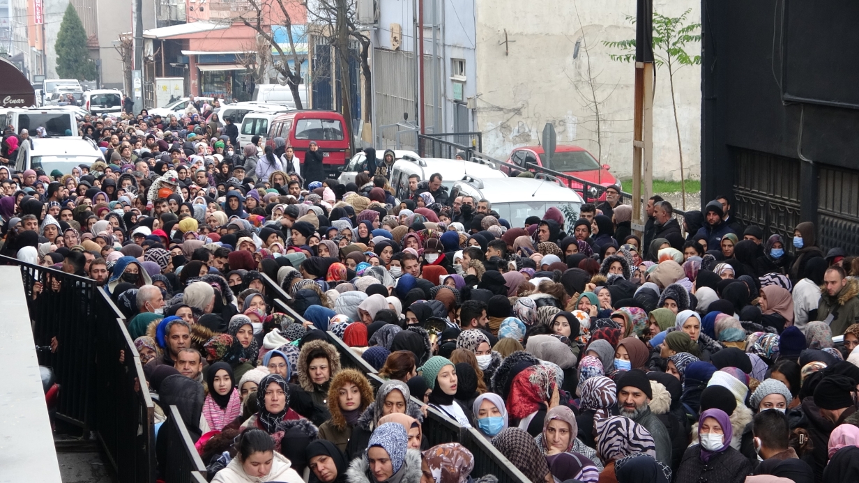 Bursa’da ucuz tencere, tabak çılgınlığı...Birbirlerini ezip, çocuklarını kaybettiler