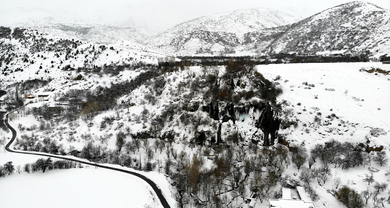 Karla beyaza bürünen Girlevik Şelalesi ziyaretçilerine görsel şölen sunuyor