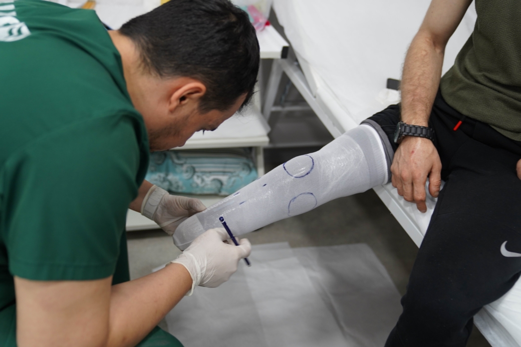 Sokakta yürürken bombanın hedefi oldu, kaybettiği uzuvlarına protezle kavuştu