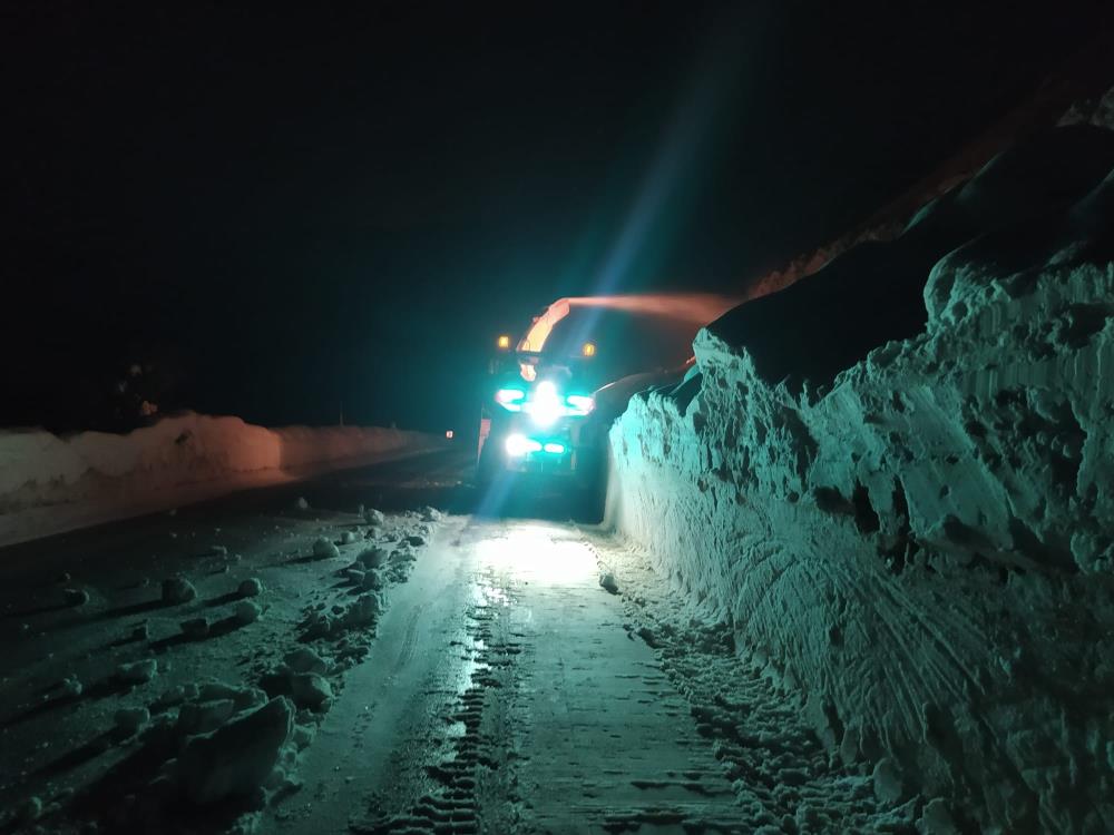 "Turuncu elbiseliler" gece iş başında: 3 metrelik karlı yolu açma çalışması