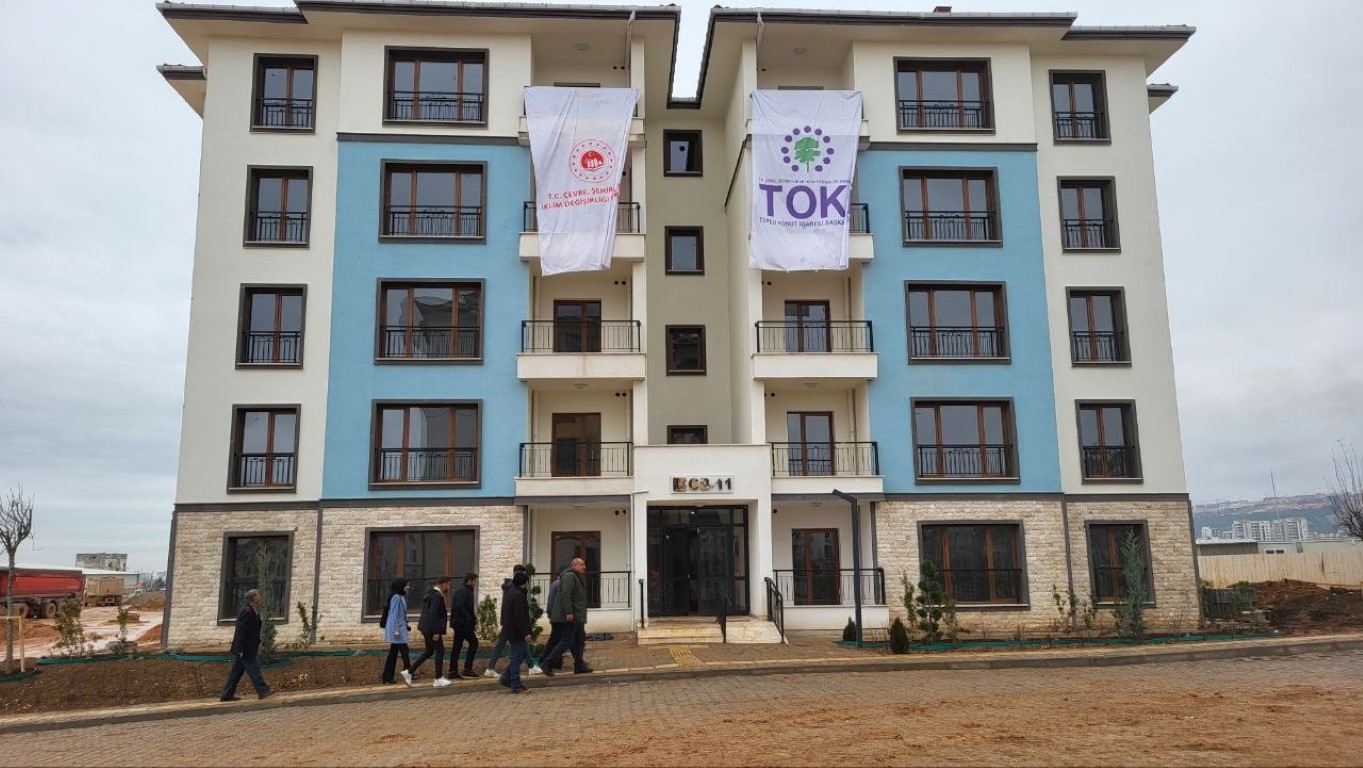 Depremzedeler konutlara yerleşmek için sabırsızlanıyor