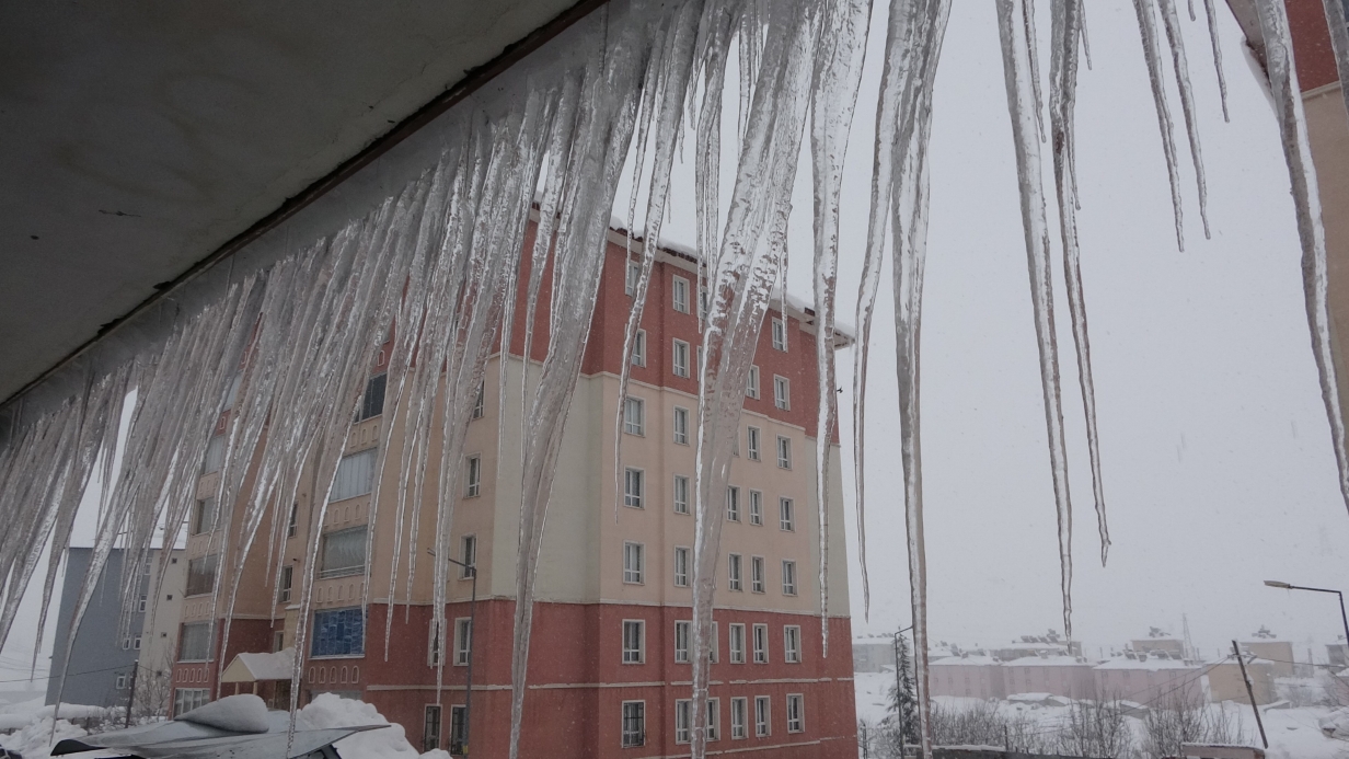 Bitlis’te çatılardaki buz sarkıtlarının boyu 2 metreyi buldu