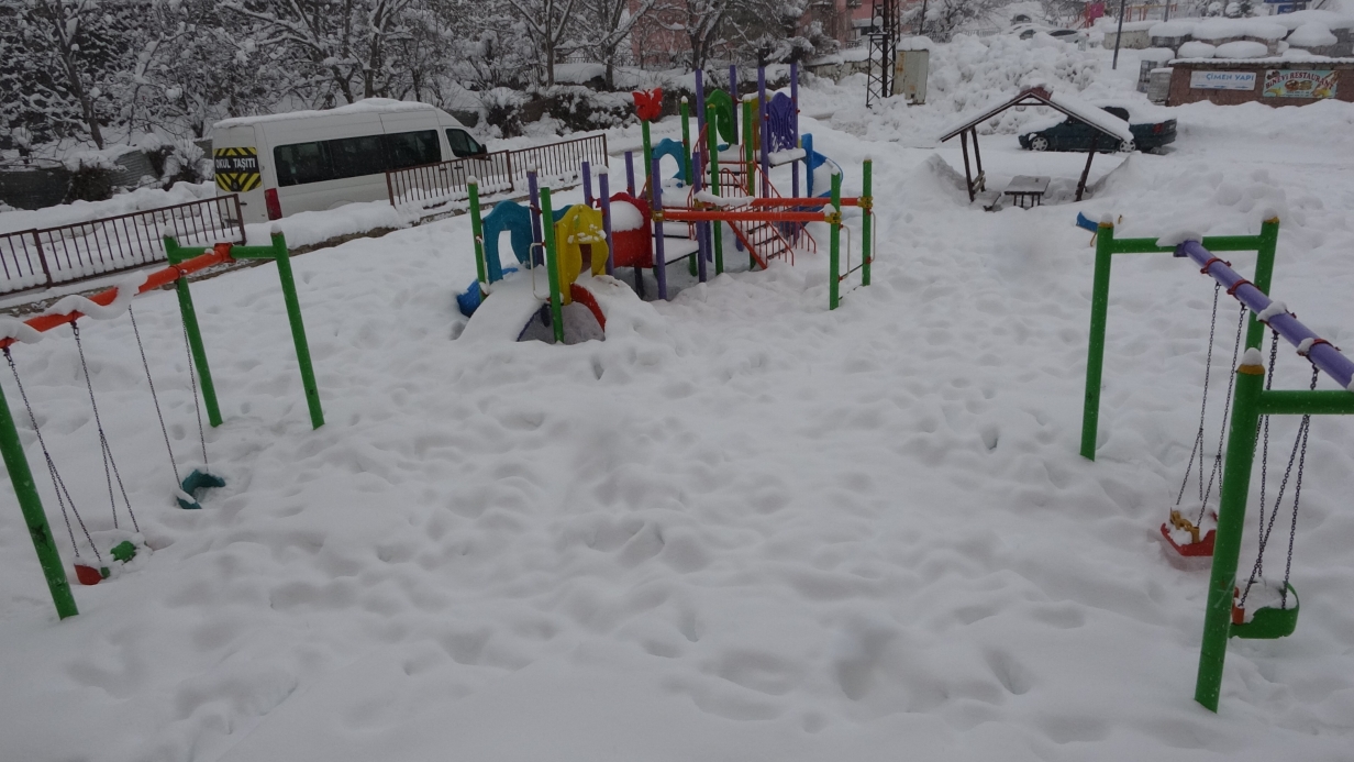 Bitlis’te çatılardaki buz sarkıtlarının boyu 2 metreyi buldu