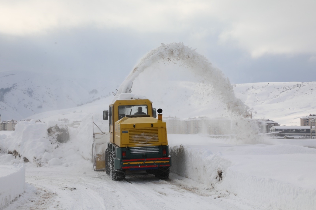 Bitlis’te çatılardaki buz sarkıtlarının boyu 2 metreyi buldu