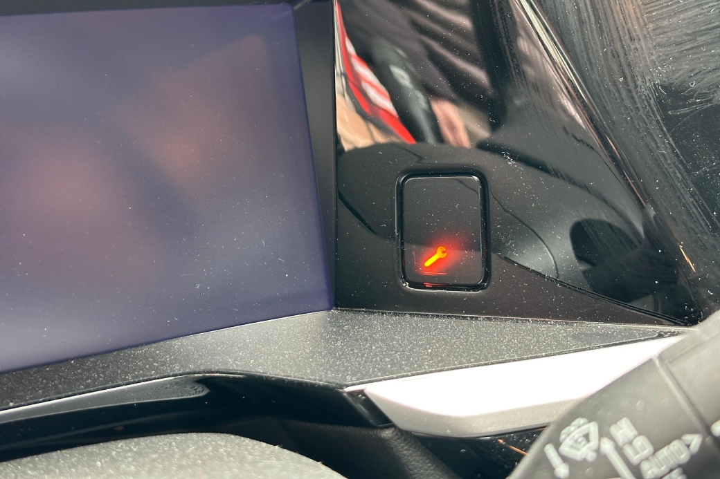 Opel bayisinden sıfır alınan cip, servisten çıkmıyor
