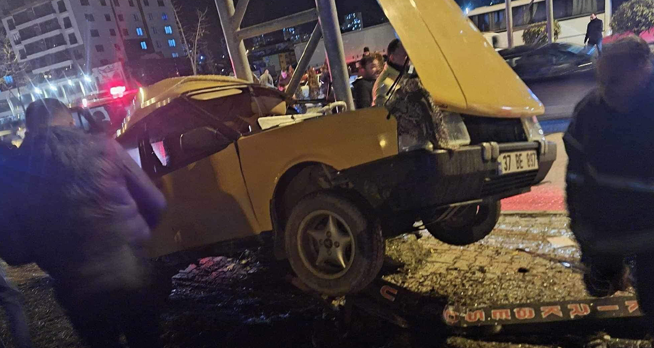 Tofaş otomobil çarptığı direkte asılı kaldı: 4 yaralı