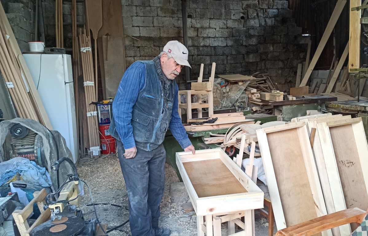 Depremde iş yeri yıkıldı, kendi imkanlarıyla yaptığı ekmek teknesiyle ayakta kaldı