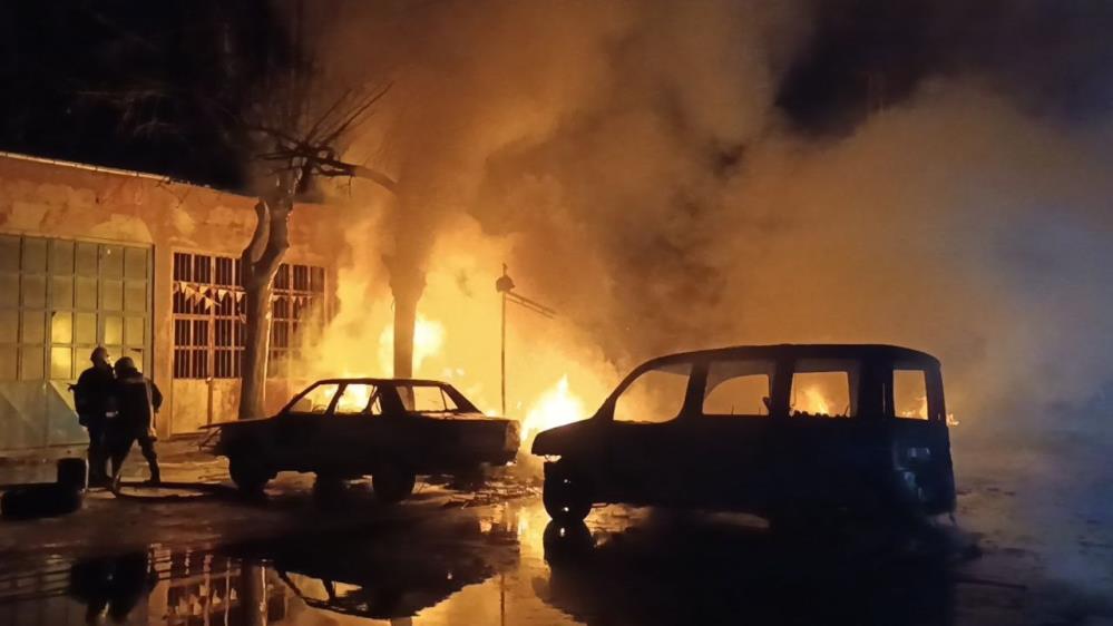 Korkutan yangın! İş yeri ve iki otomobil kül oldu