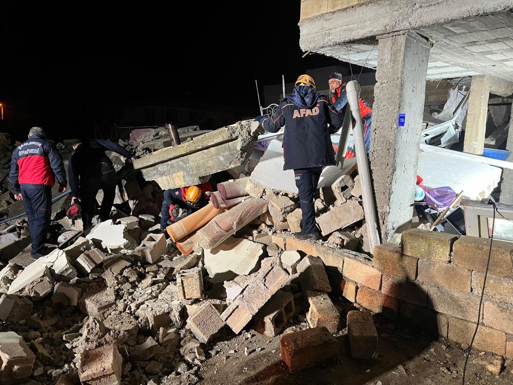 Şanlıurfa’da 2 katlı ev çöktü: 2 ölü, 8 yaralı