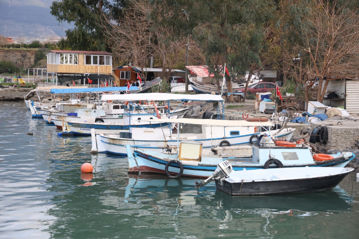 Aylar sonra ortaya çıkan deprem görüntülerinde deniz köpürdü, tekneler beşik gibi sallandı