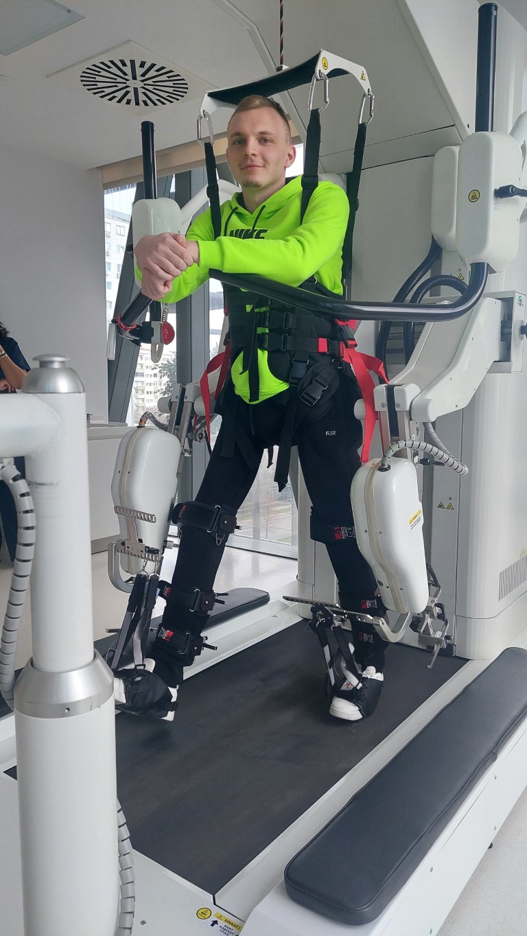 Omurilik felçli Bosnalı genç Türkiye’de yeniden yürüme umudu buldu