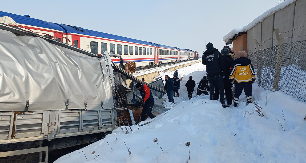 Hayvan yüklü tıra tren çarptı: 2 kişi hayatını kaybetti