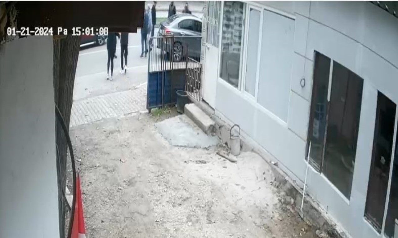 6 gün boyunca bankın üzerinde kızından iyi bir haber, kızına çarpan sürücüden özür bekledi ikisi de olmadı