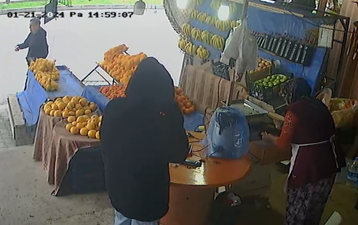 6 gün boyunca bankın üzerinde kızından iyi bir haber, kızına çarpan sürücüden özür bekledi ikisi de olmadı