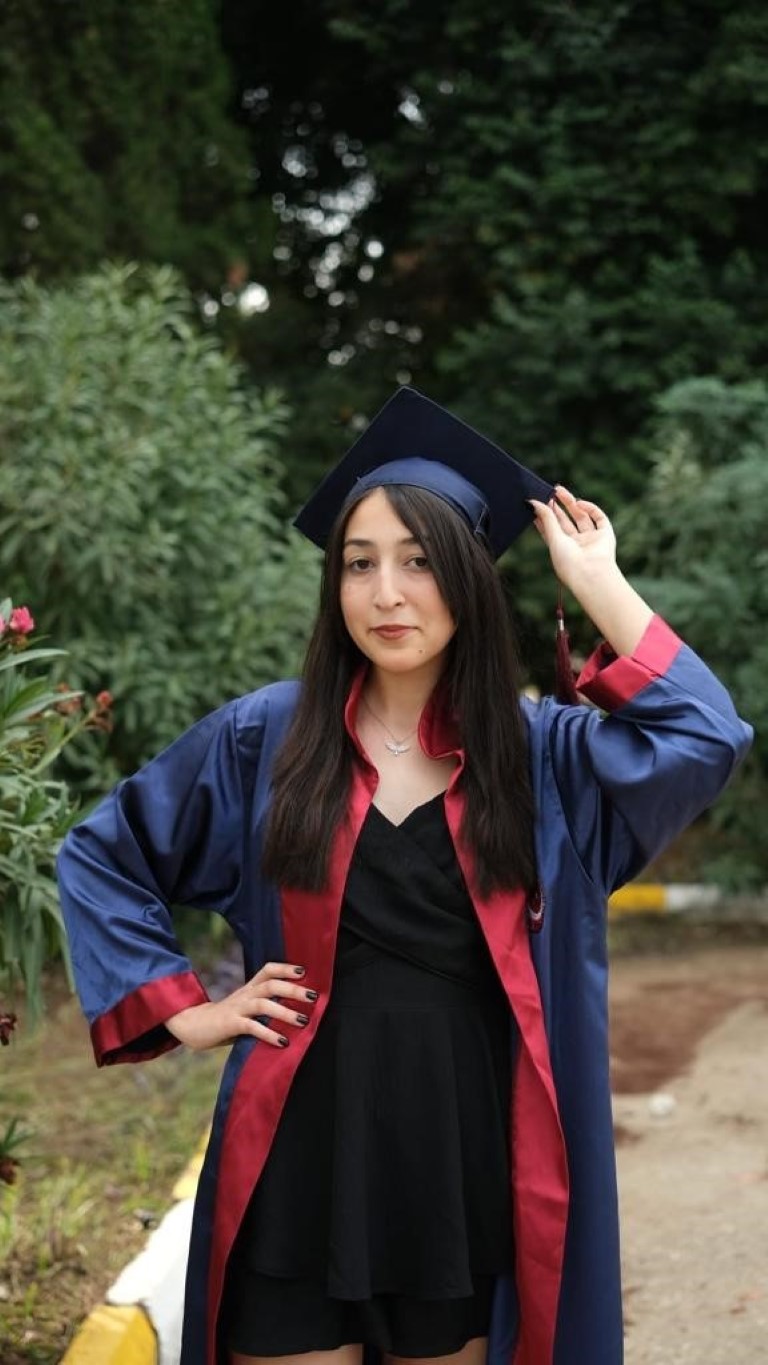 6 gün boyunca bankın üzerinde kızından iyi bir haber, kızına çarpan sürücüden özür bekledi ikisi de olmadı