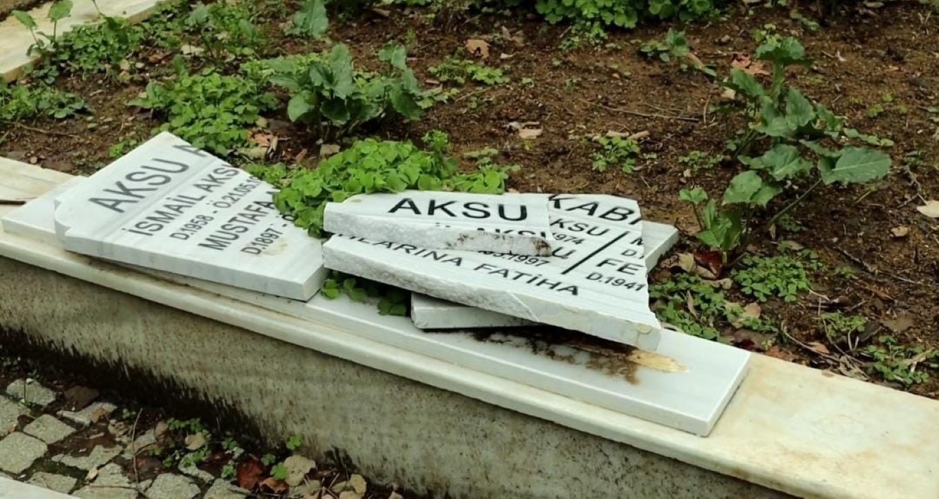 Sarıyer’de İBB’nin ağaç budama çalışmaları yarım kaldı, mezarlar zarar gördü