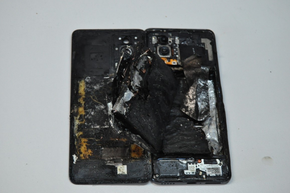 Fethiye’de cep telefonu bataryası bomba gibi patladı