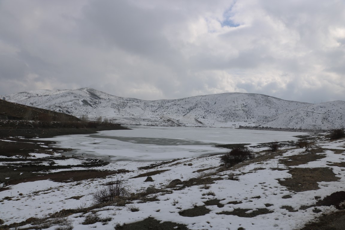 Hava sıcaklığının düştüğü kentte gölet buz tuttu