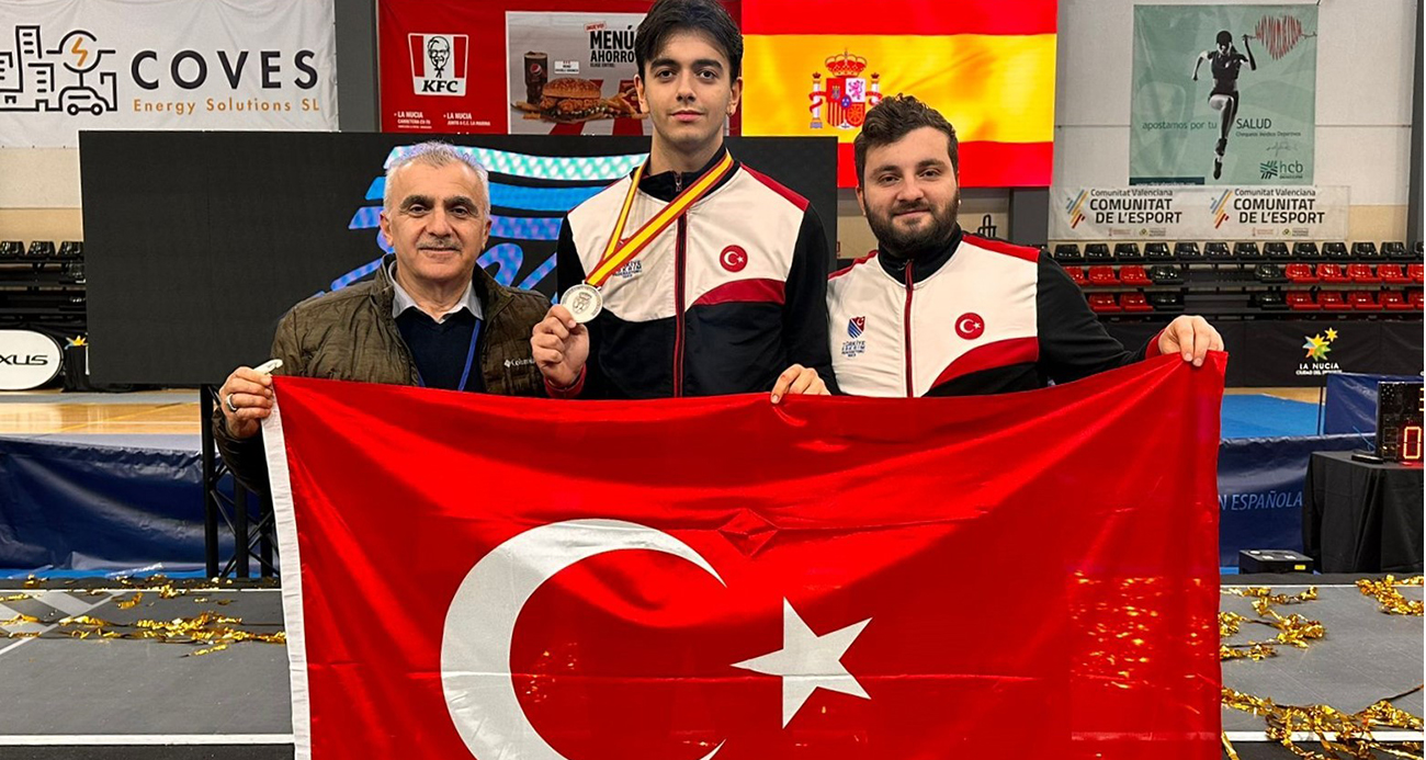 Eskrimci Toprak Altınçekiç’ten gümüş madalya