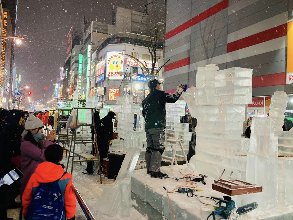 Japonya’daki kar festivali görsel şölen oluşturdu