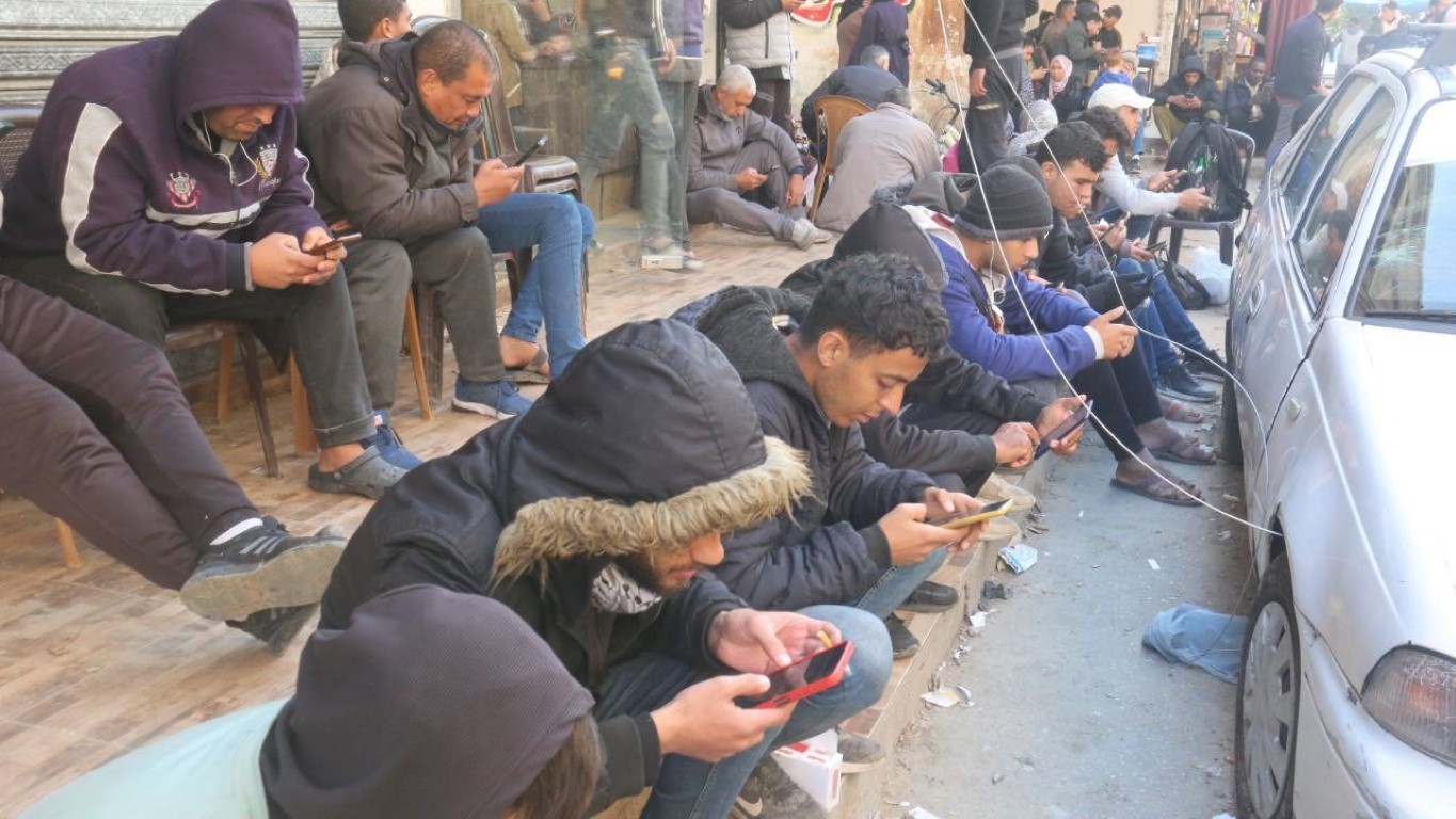 Sevdikleriyle konuşmak isteyen Gazzeliler internet kafenin önünde toplanıyor