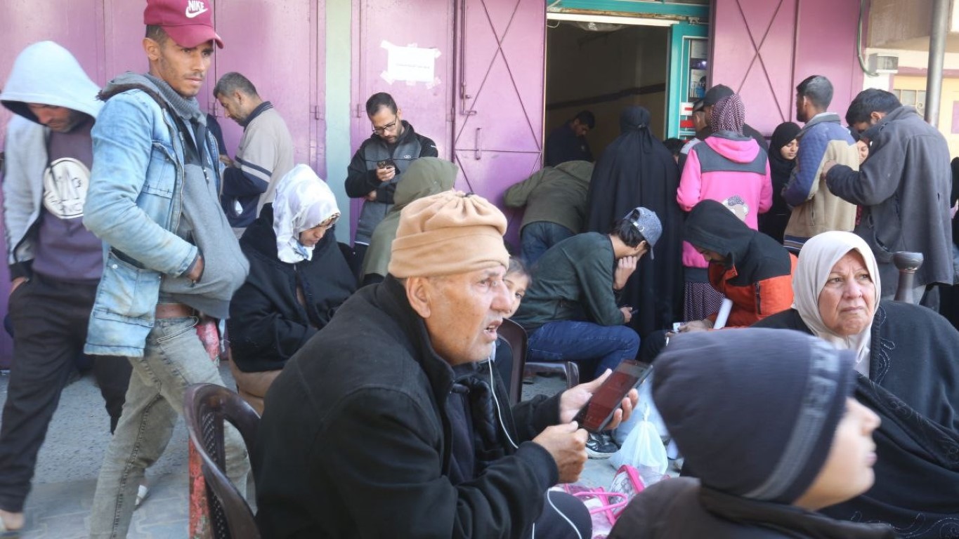 Sevdikleriyle konuşmak isteyen Gazzeliler internet kafenin önünde toplanıyor