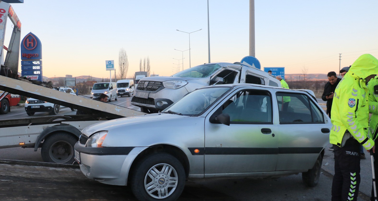 Afyonkarahisar’da zincirleme trafik kazası: 10 yaralı