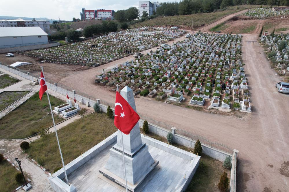 80 yaşındaki anne Kahramanmaraş’ta ailesinden 11 kişiyi kaybetti, mezar taşlarını öpüp okşayarak teselli arıyor