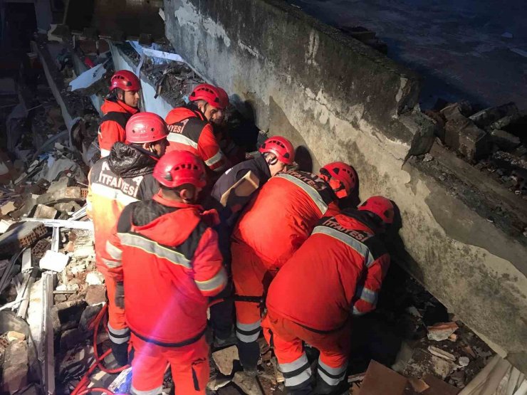 Deprem bölgesine görevli giden itfaiyeci, 10 akrabasının cenazelerini nasıl çıkardığını anlattı