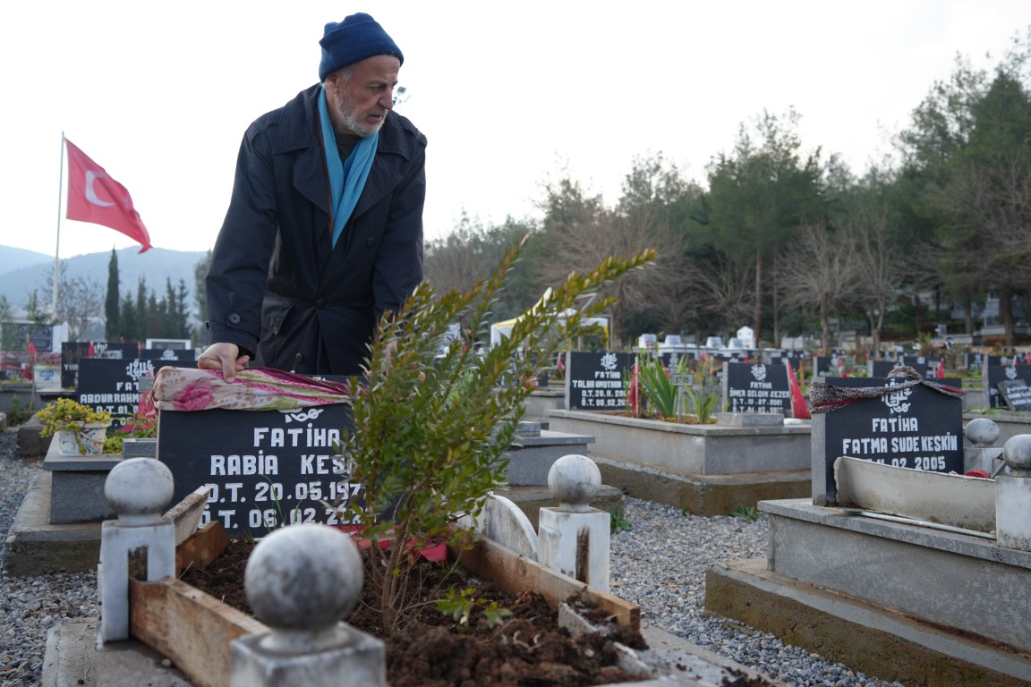 Depremde eşi ve kızını, 10 ay sonra da engelli oğlunu kaybetti, 6 Şubat sabahına mezarlıkta girdi