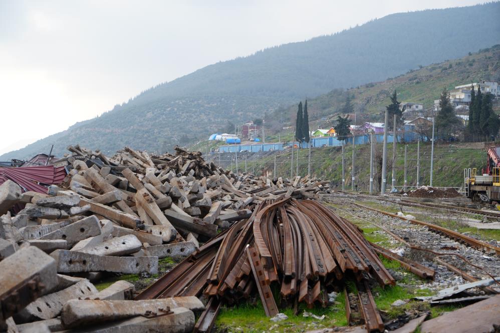 Tahrip olan tren istasyonu depremden 1 yl sonra tekrar grntlendi