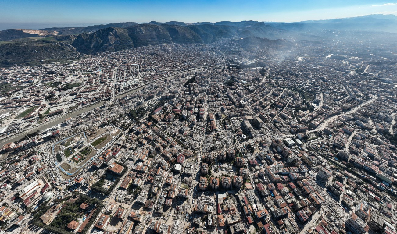 Hatay’da depremin ortaya çıkarttığı hasar 1 yıl sonra görüntülendi