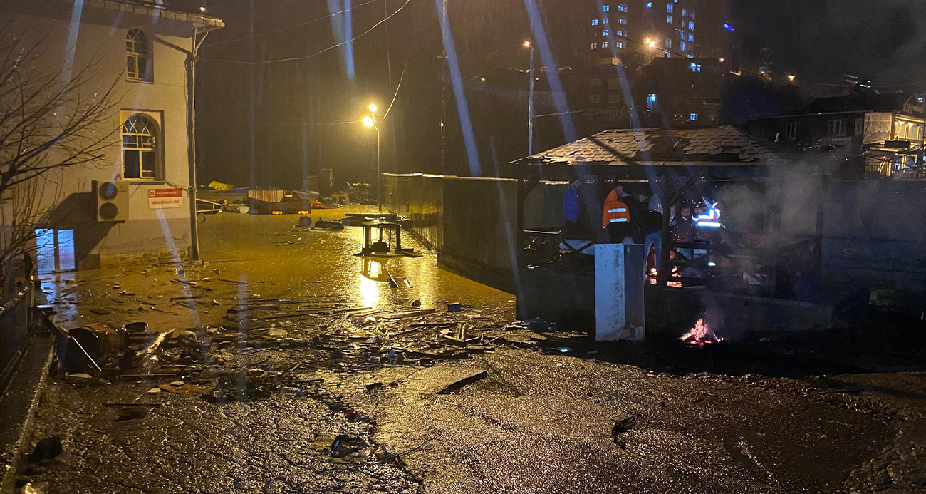 Borçka’da sel nedeniyle 4 bina tahliye edildi, 10 araç zarar gördü