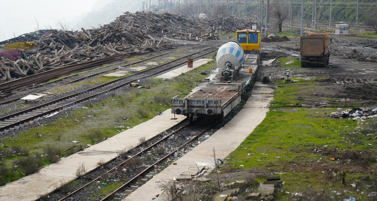 Tahrip olan tren istasyonu depremden 1 yıl sonra tekrar görüntülendi