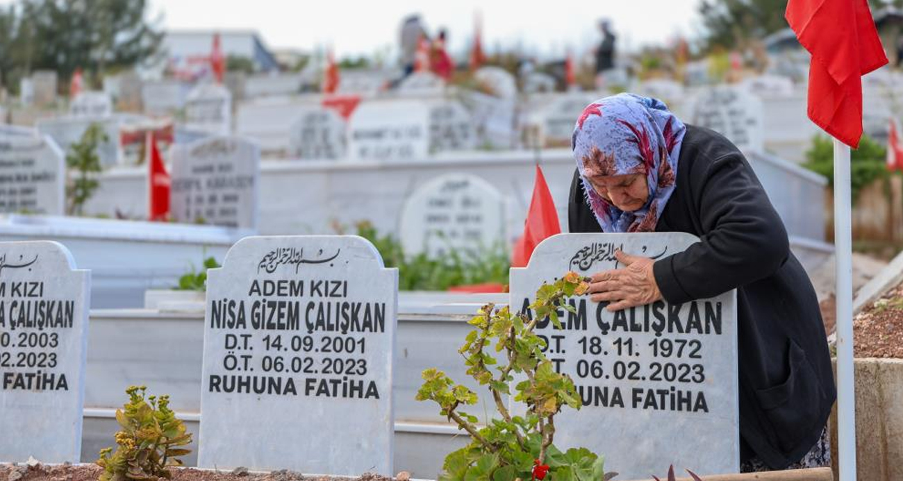 80 yaşındaki anne Kahramanmaraş’ta ailesinden 11 kişiyi kaybetti, mezar taşlarını öpüp okşayarak teselli arıyor