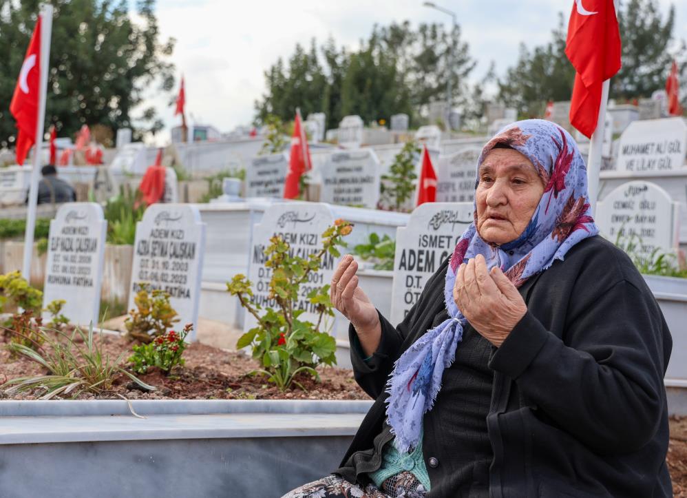 80 yaşındaki anne Kahramanmaraş’ta ailesinden 11 kişiyi kaybetti, mezar taşlarını öpüp okşayarak teselli arıyor