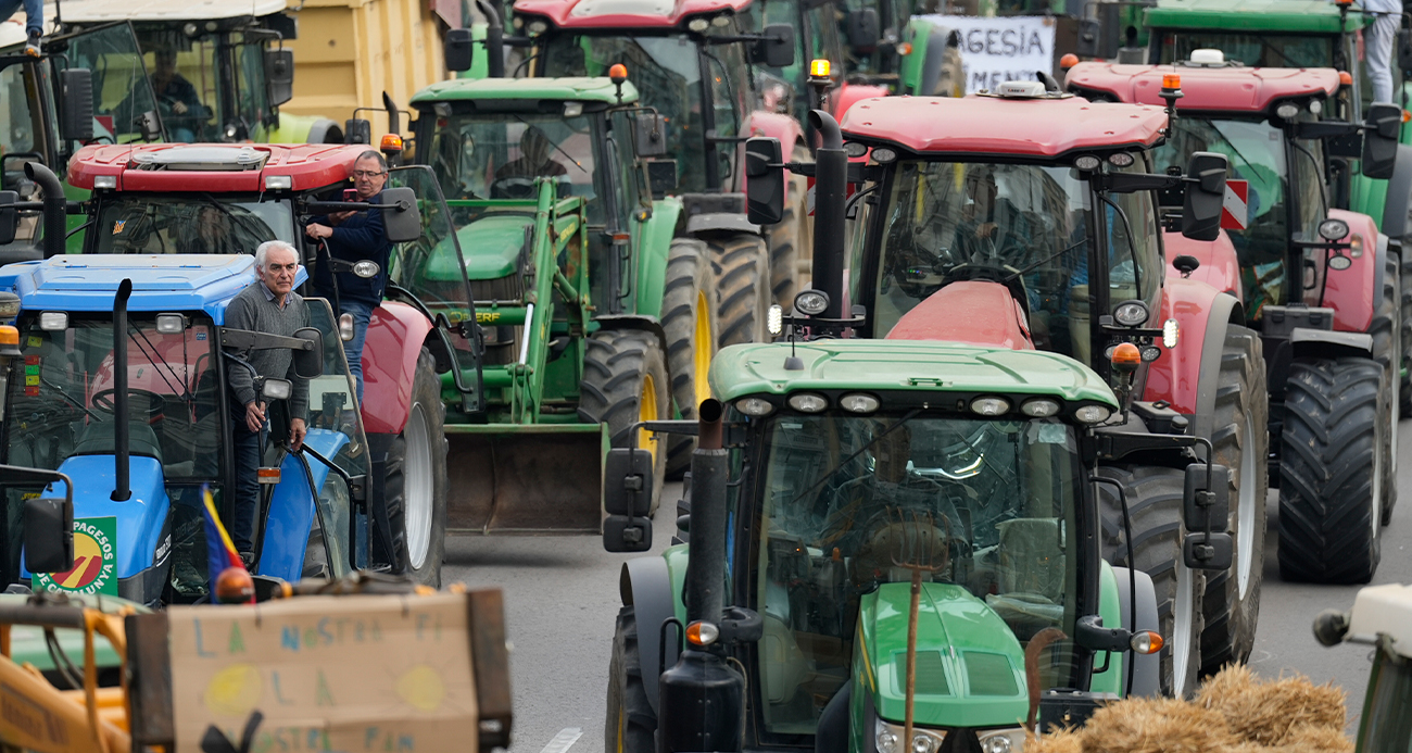 İspanyol çiftçiler AB&#039;nin tarım politikalarını protesto etti