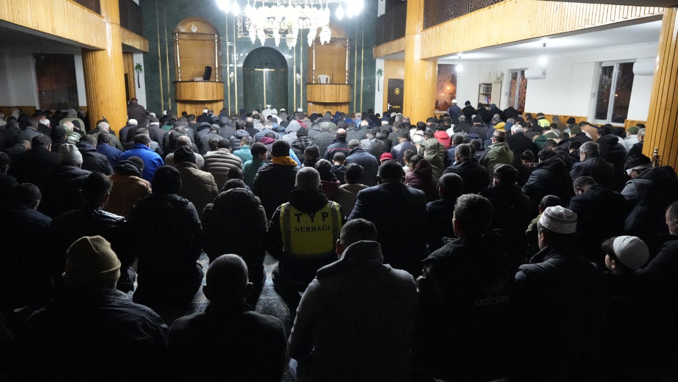 Gaziantep Nurdağı’nın ayakta kalan tek camisinde kandil yoğunluğu