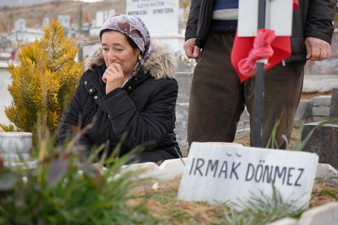Deprem mezarlıklarında yas ve gözyaşı