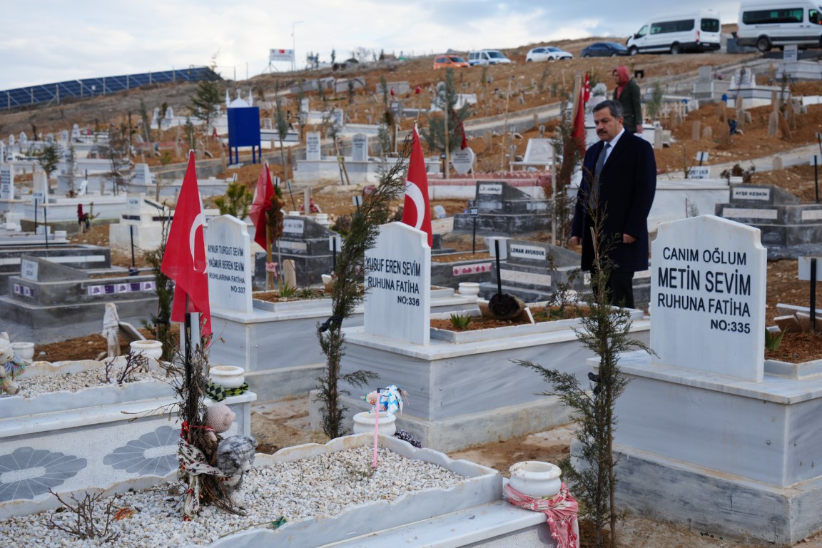 Deprem mezarlıklarında yas ve gözyaşı