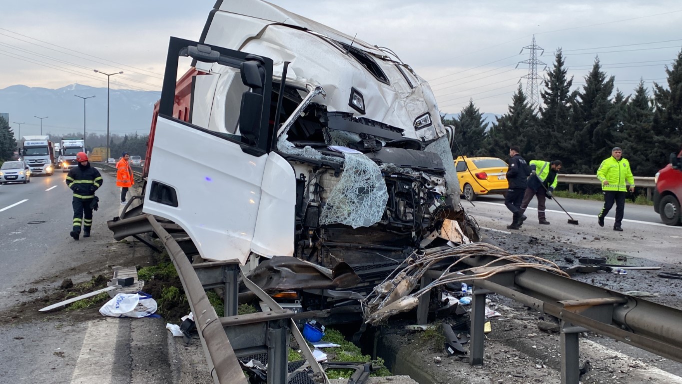 TEM’de tır bariyerlere çarpıp, aydınlatma direklerini devirdi